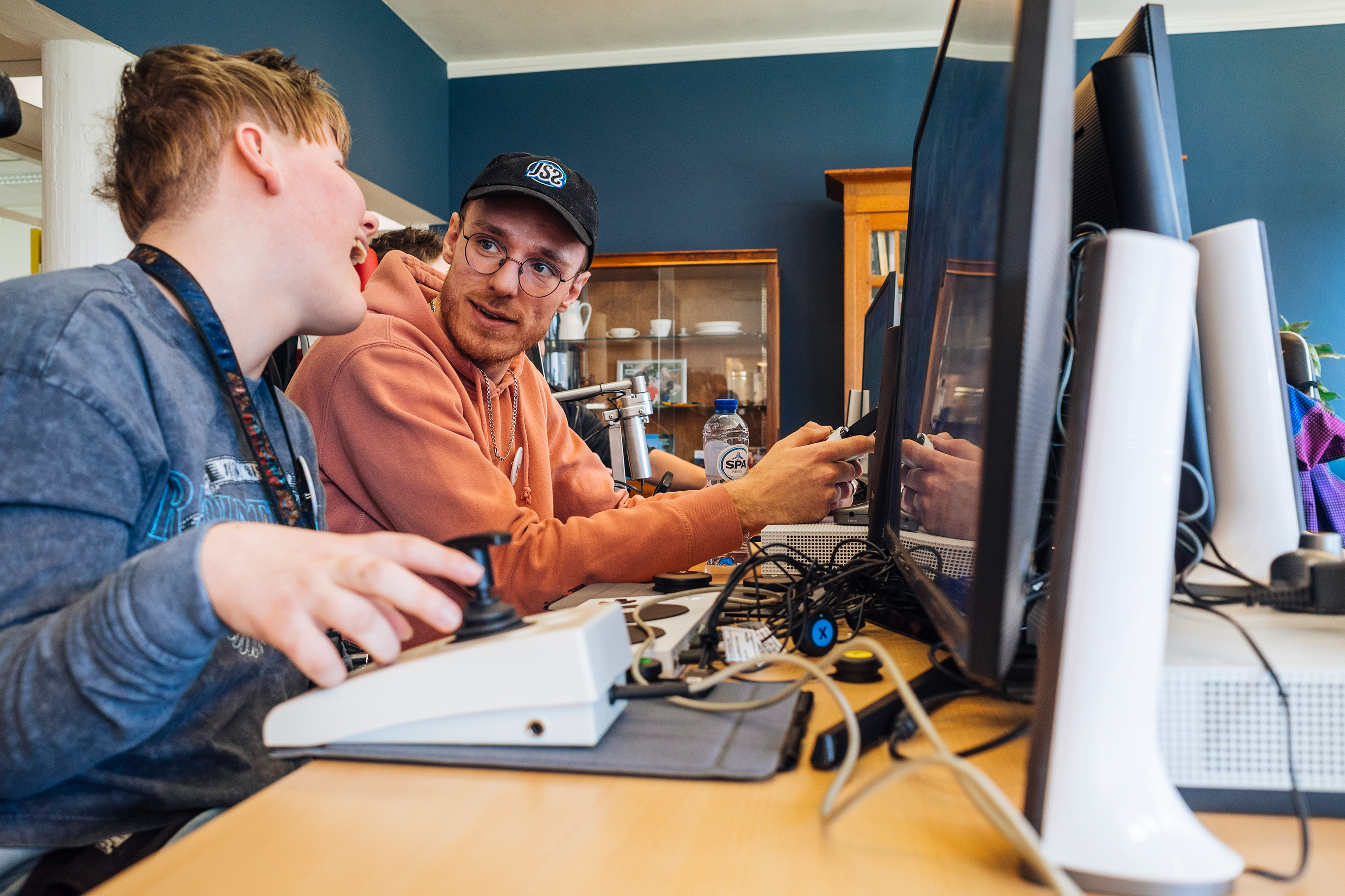Nederlands eerste volledig adaptieve gameroom voor kinderen met een handicap nu officieel geopend