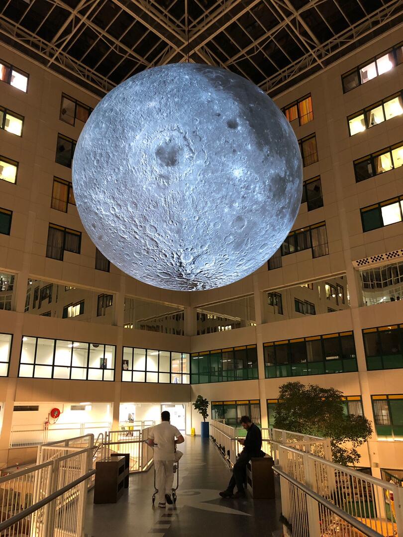 De maan verbindt patiënten, medewerkers enbezoekers in Rijnstate tijdens de feestdagen