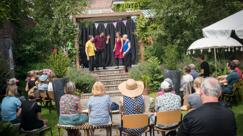 Amateurkunstfestival Gluren bij de Buren komt voor het eerst naar alle tuinen van Arnhem